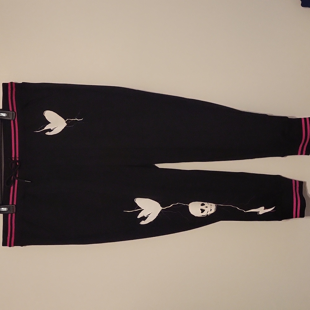 Torrid NWT 2x Lovesick Black and Pink Skull Heart Joggers
